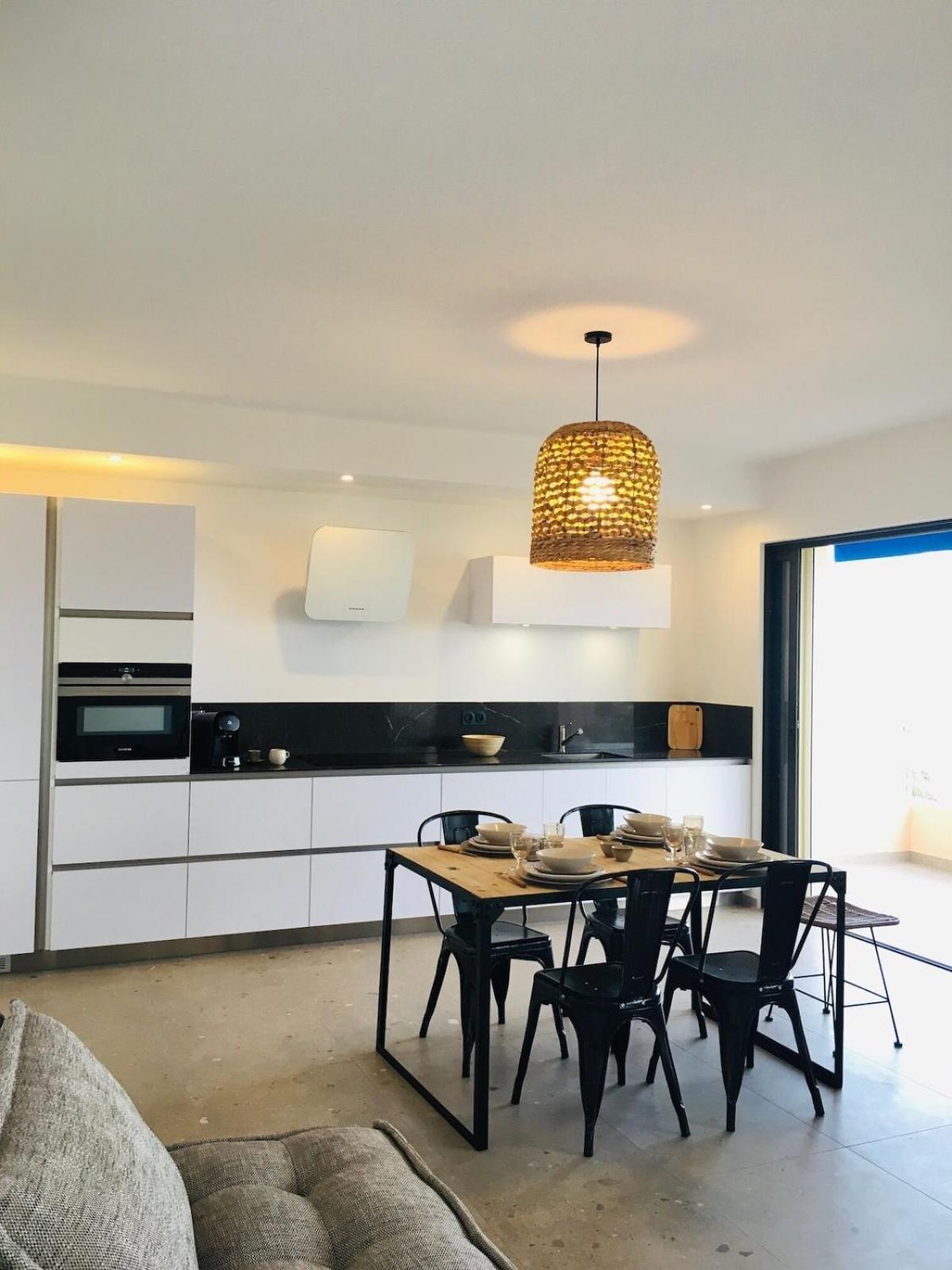 Appartement T3 Lumineux Traversant Totalement Neuf En Face De La Plage Front De Mer Vue Sur Les Iles Vue Mer Panoramique Assuree Residence De La Plage Centre Ville Du Lavandou 3Eme Etage Avec Ascenseur Appartement T3 Le Lavandou Exterior photo