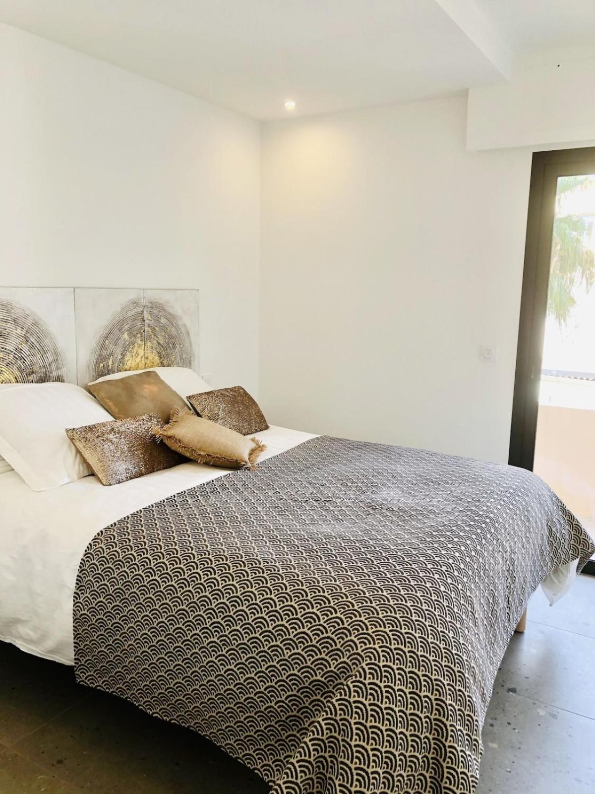 Appartement T3 Lumineux Traversant Totalement Neuf En Face De La Plage Front De Mer Vue Sur Les Iles Vue Mer Panoramique Assuree Residence De La Plage Centre Ville Du Lavandou 3Eme Etage Avec Ascenseur Appartement T3 Le Lavandou Exterior photo
