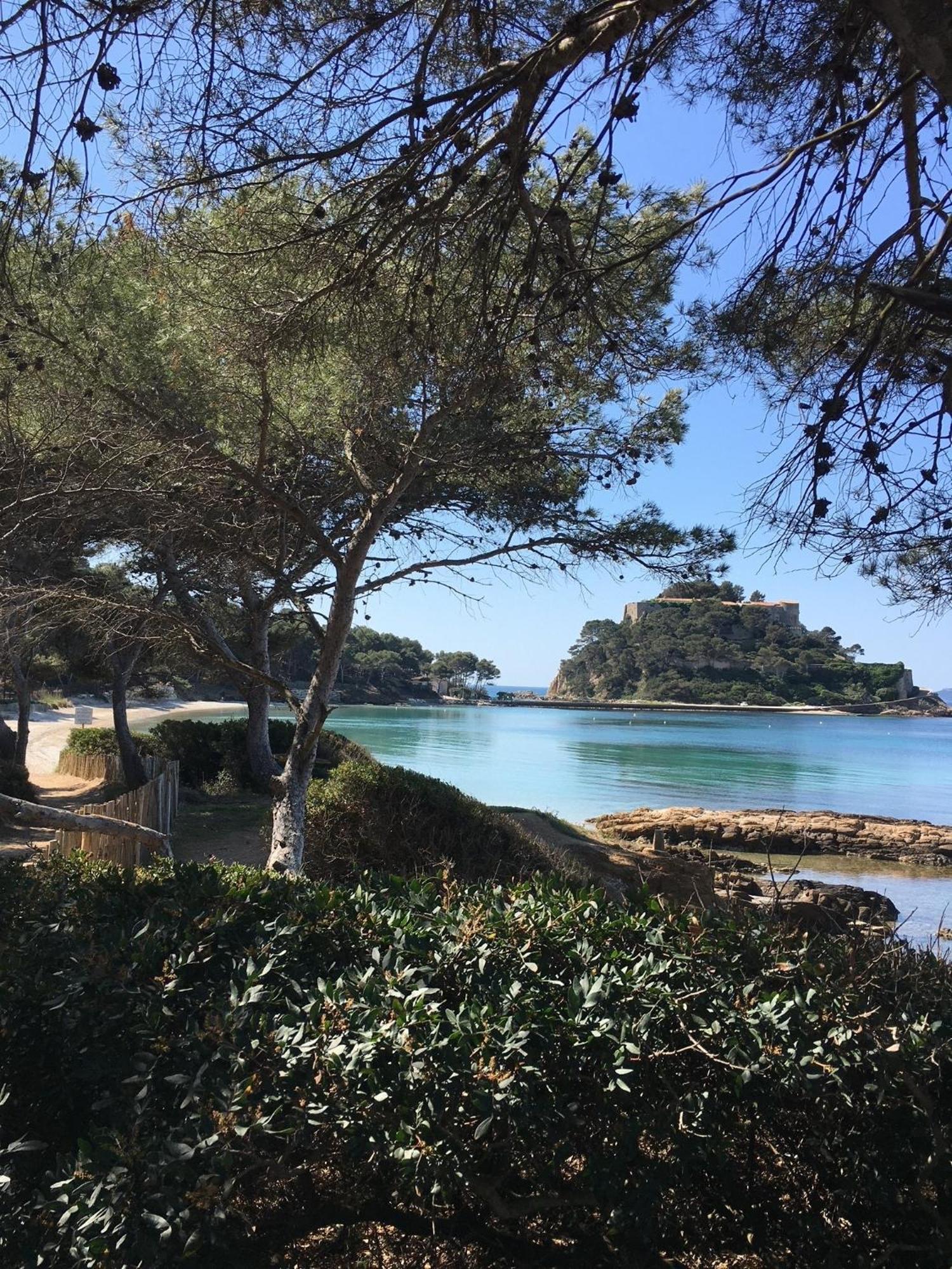 Appartement T3 Lumineux Traversant Totalement Neuf En Face De La Plage Front De Mer Vue Sur Les Iles Vue Mer Panoramique Assuree Residence De La Plage Centre Ville Du Lavandou 3Eme Etage Avec Ascenseur Appartement T3 Le Lavandou Exterior photo