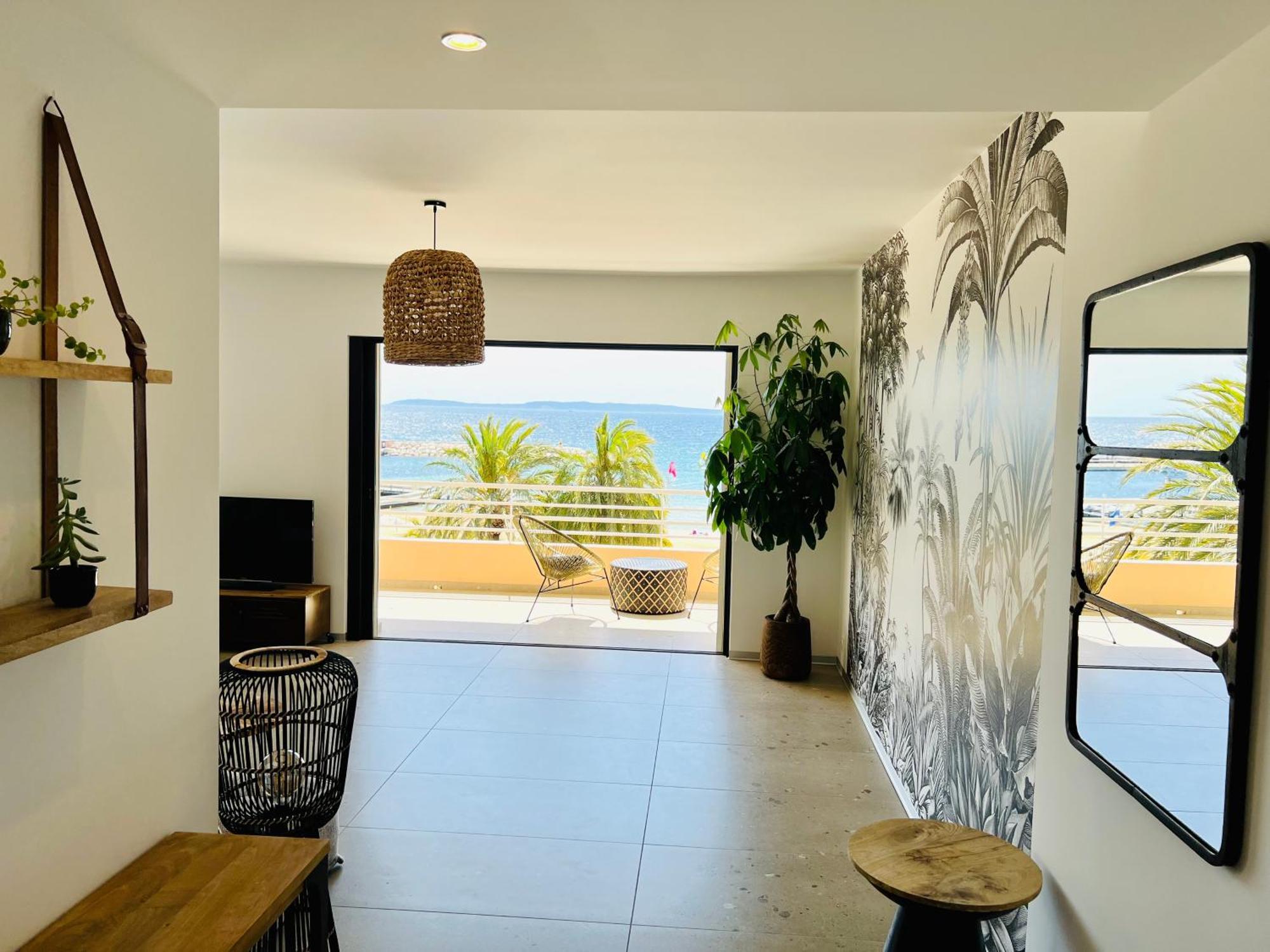 Appartement T3 Lumineux Traversant Totalement Neuf En Face De La Plage Front De Mer Vue Sur Les Iles Vue Mer Panoramique Assuree Residence De La Plage Centre Ville Du Lavandou 3Eme Etage Avec Ascenseur Appartement T3 Le Lavandou Exterior photo