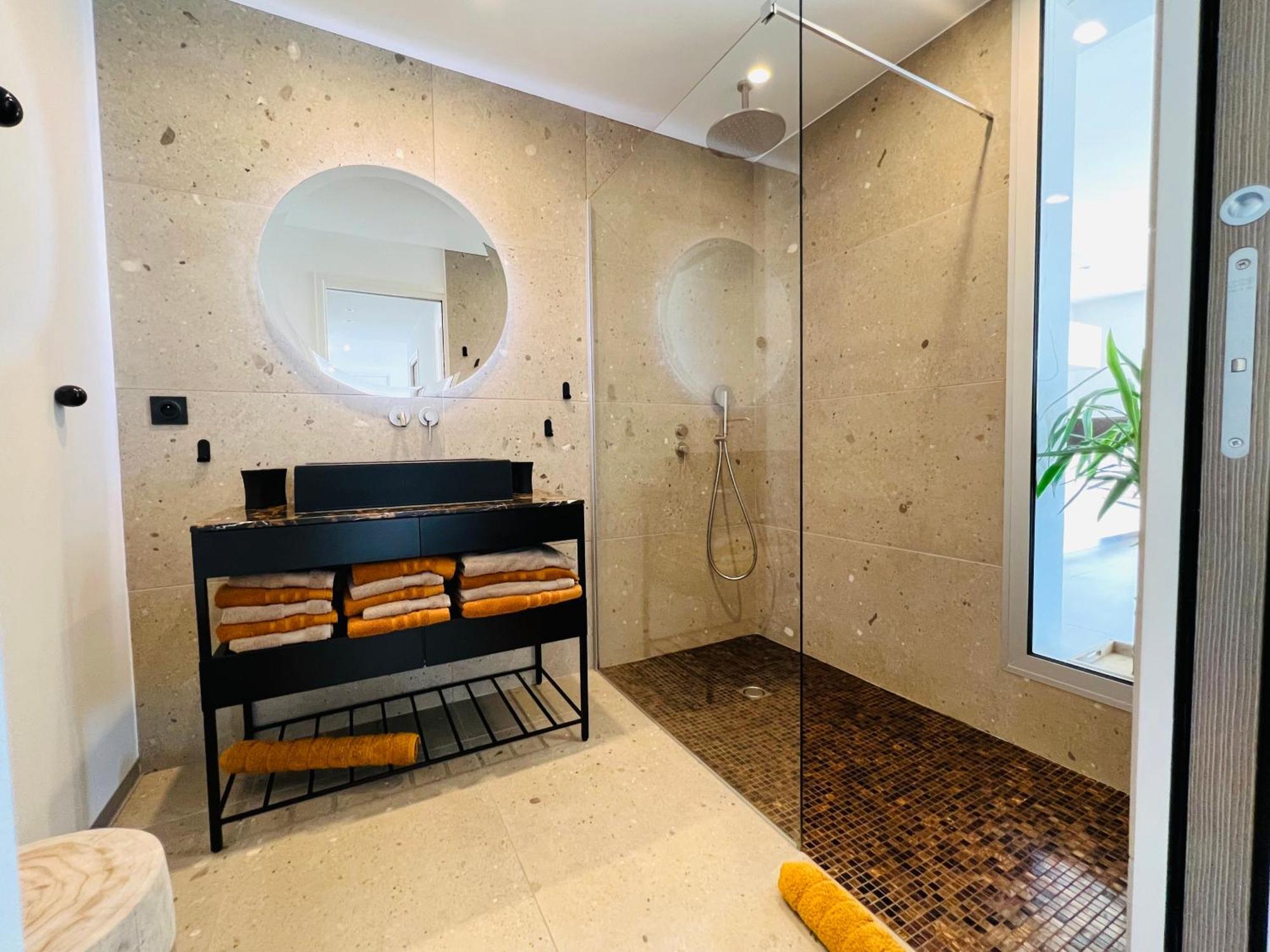 Appartement T3 Lumineux Traversant Totalement Neuf En Face De La Plage Front De Mer Vue Sur Les Iles Vue Mer Panoramique Assuree Residence De La Plage Centre Ville Du Lavandou 3Eme Etage Avec Ascenseur Appartement T3 Le Lavandou Exterior photo